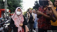Sebagai informasi, Miryam sebelumnya dijerat tersangka karena diduga memberi keterangan palsu terkait kasus proyek e-KTP pada April 2017. Dia telah divonis 5 tahun penjara dan denda Rp 200 juta subsider 3 bulan kurungan karena dinyatakan terbukti bersalah memberikan keterangan palsu di persidangan pada November 2017. Dia sudah menjalani hukuman dan bebas dari penjara untuk kasus keterangan palsu. Selain kasus keterangan palsu, Miryam S Haryani telah ditetapkan sebagai tersangka dalam korupsi e-KTP sejak 2019. Korupsi yang menjerat Miryam itu dikenal dengan kode uang jajan.