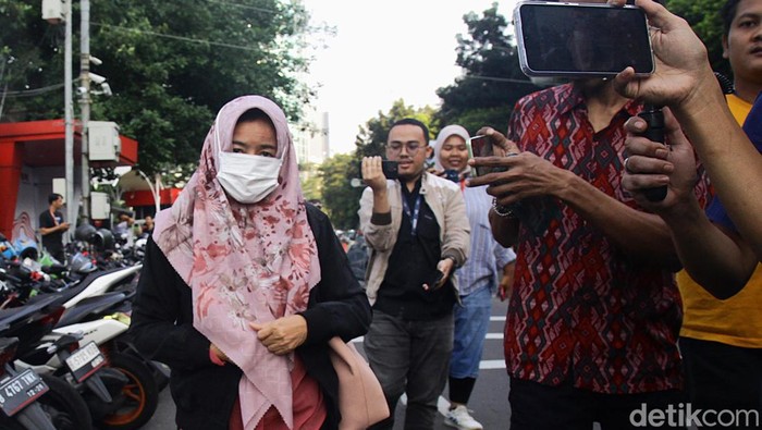 Usai Diperiksa KPK, Miryam S Haryani Diam Seribu Kata Anggota DPR RI periode 2009-2014, Miryam S Haryani diam seribu bahasa saat diberondong pertanyaan jurnalis usai diperiksa tim penyidik KPK, di Gedung Merah Putih, Jakarta, Selasa (13/8/2024). Mantan terpidana kasus korupsi e-KTP tersebut kembali diperiksa sebagai tersangka dalam perkara yang sama dengan pasal gratifikasi. Sebelumnya Miryam menjadi terpidana korupsi karena pasal pemberian keterangan palsu dalam kasus e KTP.