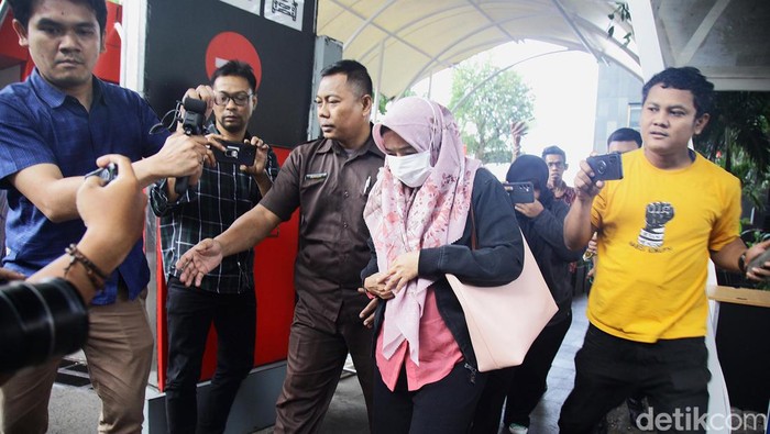 Anggota DPR RI periode 2009-2014, Miryam S Haryani diam seribu bahasa saat diberondong pertanyaan jurnalis usai diperiksa tim penyidik KPK, di Gedung Merah Putih, Jakarta, Selasa  (13/8/2024). Mantan terpidana kasus korupsi e-KTP tersebut kembali diperiksa sebagai tersangka dalam perkara yang sama dengan pasal gratifikasi. Sebelumnya Miryam menjadi terpidana korupsi karena pasal pemberian keterangan palsu dalam kasus e KTP.