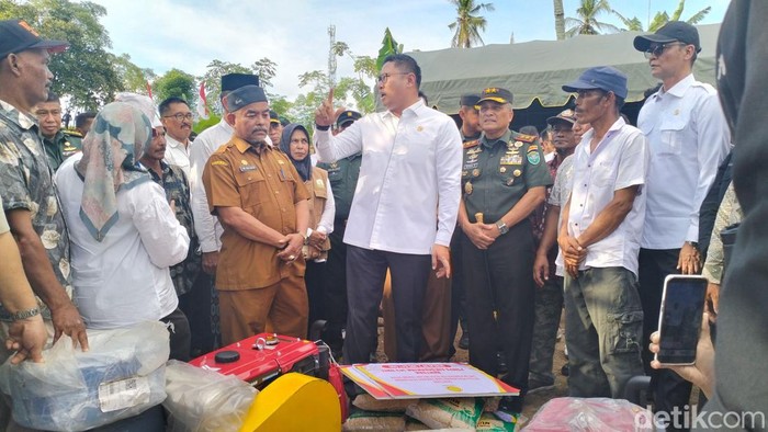 Wakil Menteri Pertanian Sudaryono menyerahkan bantuan ke masyarakat di Desa Keureuweung Blang, Kecamatan Kuta Cot Glie, Aceh Besar. (Agus Setyadi/detikSumut)