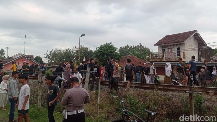 Warga berkerumun di lokasi kecelakaan siswi SMK di Kabupaten Tasikmalaya, Selasa (13/8/2024).