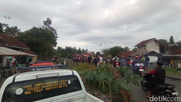 Warga berkerumun di lokasi kecelakaan siswi SMK di Kabupaten Tasikmalaya, Selasa (13/8/2024).