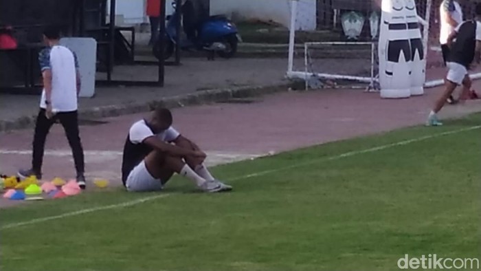 Yuran Fernandes cuma duduk di pinggir lapangan saat pemain PSM Makassar lainnya latihan.