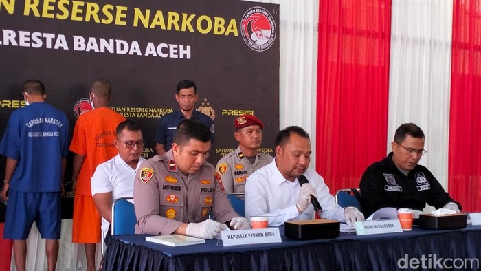2 pria di Aceh ditangkap polisi karena diduga menjarah satu rumah kosong bolak-balik. (Foto: Agus Setyadi/detikSumut)