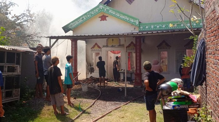 3 rumah di gresik ludes terbakar