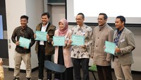 5 mahasiswa RI mendapatkan penghargaan presentasi lisan terbaik dalam Konferensi Internasional Pelajar Indonesia 2024. Mereka adalah Rahmanda Nofal Arif dari Universitas Sydney, Akram Sripandam Prihanantya dari Universitas Queensland, M. Syahman Samhan dari University of New South Wales, Rania Trust dari Universitas Melbourne, dan Arrizal Anugerah Jaknanihan dari Australia National University. (Foto: Doc. PPI Australia)