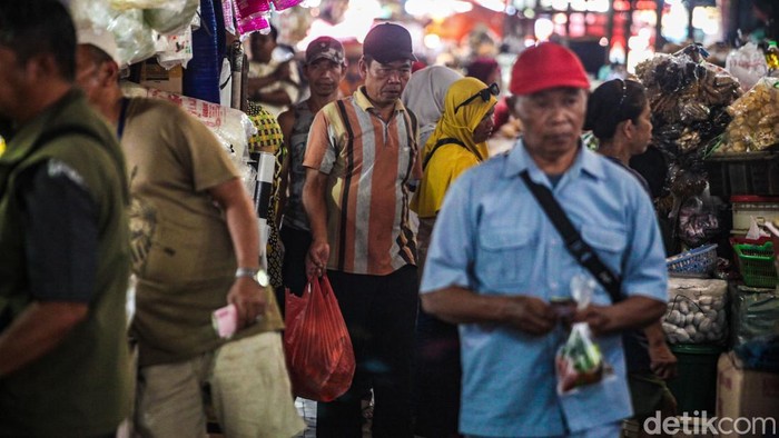 8,5 Juta Warga Kelas Menengah Indonesia Turun Kasta Sebanyak 8,5 juta warga warga kelas menengah Indonesia turun kasta menjadi calon kelas menengah sejak 2018-2023. Angka ini merupakan hasil riset LPEM FEB UI.