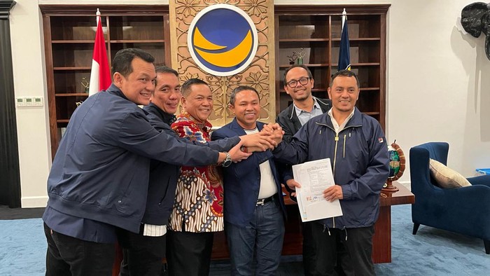 Abdul Wahid-SF Hariyanto saat menerima SK dukungan NasDem di Jakarta