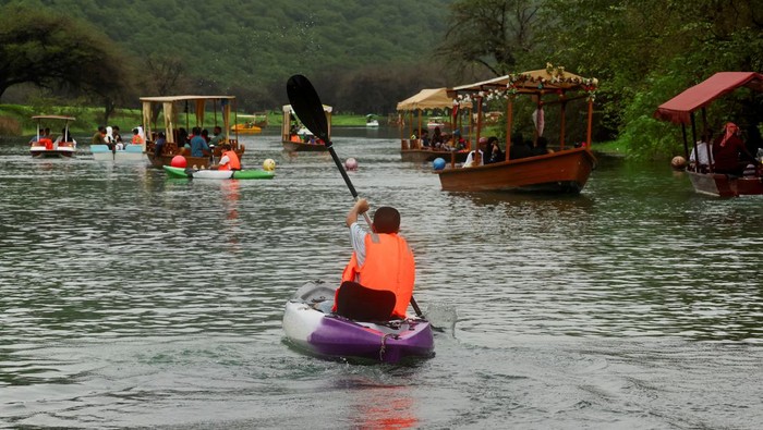 Air terjun ini merupakan tarikan pelancong yang popular bagi pengunjung yang ingin mendaki alam semula jadi dan mengagumi keindahan air terjun dan landskap sekitarnya Air terjun Wadi Darbat menjadi salah satu wisata yang menarik di Dhofat, Oman. Turis rela menjelajahi air terjun tersebut di tengah cuaca yang panas.