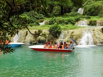 Menjelajahi Air Terjun Wadi Darbat di Oman Saat Cuaca Panas