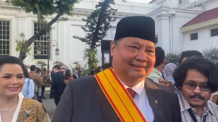 Airlangga Hartarto usai acara penganugerahan bintang tanda jasa dan kehormatan di Kompleks Istana Kepresidenan, Jakarta.