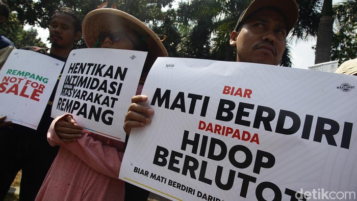 Aksi Demo Warga Rempang di Kemenko Perekonomian, Tolak PSN Eco City Aktivis lingkungan Walhi mendampingi warga Rempang, Kepulauan Riau, melakukan aksi unjuk rasa di depan kantor Kemenko Perekonomian, Jakarta, Rabu (14/8/2024). Dalam aksinya mereka memprotes pembangunan Proyek Strategis Nasional (PSN) Rempang Eco City yang dianggap menggusur warga dan tanah adat melayu.