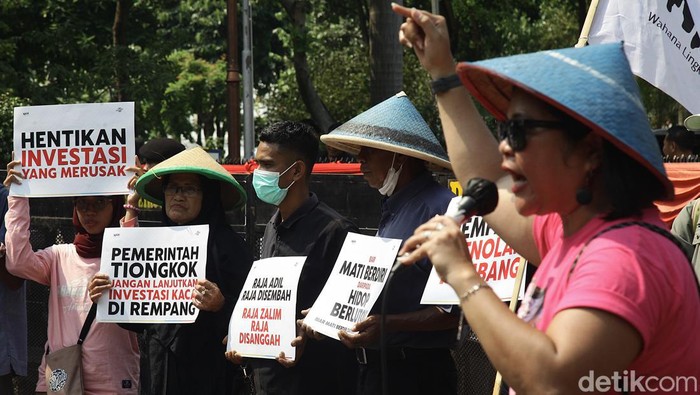 Aksi Demo Warga Rempang di Kemenko Perekonomian, Tolak PSN Eco City Aktivis lingkungan Walhi mendampingi warga Rempang, Kepulauan Riau, melakukan aksi unjuk rasa di depan kantor Kemenko Perekonomian, Jakarta, Rabu (14/8/2024). Dalam aksinya mereka memprotes pembangunan Proyek Strategis Nasional (PSN) Rempang Eco City yang dianggap menggusur warga dan tanah adat melayu.