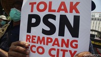 Massa menyebut pemerintah tidak melindungi hak-hak warga, terutama perihal ancaman relokasi paksa dan kerusakan lingkungan yang akan ditimbulkan oleh proyek tersebut.