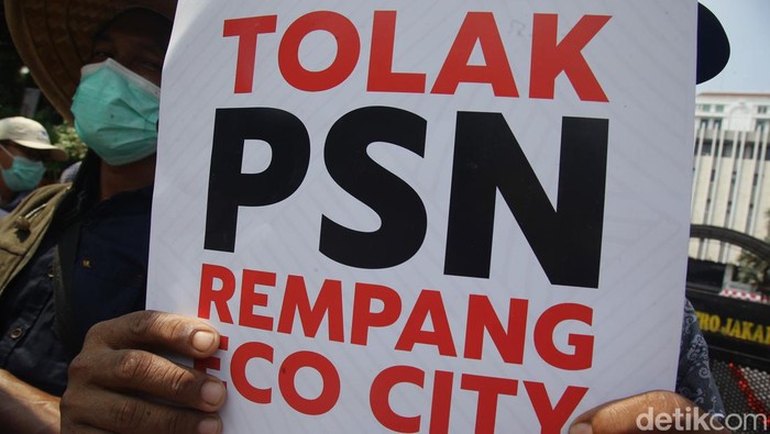 Aksi Demo Warga Rempang di Kemenko Perekonomian, Tolak PSN Eco City Aktivis lingkungan Walhi mendampingi warga Rempang, Kepulauan Riau, melakukan aksi unjuk rasa di depan kantor Kemenko Perekonomian, Jakarta, Rabu (14/8/2024). Dalam aksinya mereka memprotes pembangunan Proyek Strategis Nasional (PSN) Rempang Eco City yang dianggap menggusur warga dan tanah adat melayu.