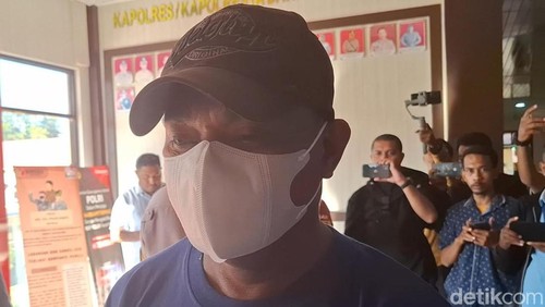 Albert Solo, anggota Satpol PP NTT aniaya istri hingga tewas dihadirkan saat konferensi pers di Mapolresta Kupang Kota, Rabu (14/8/2024) sore. (Yufengki Bria/detikBali)