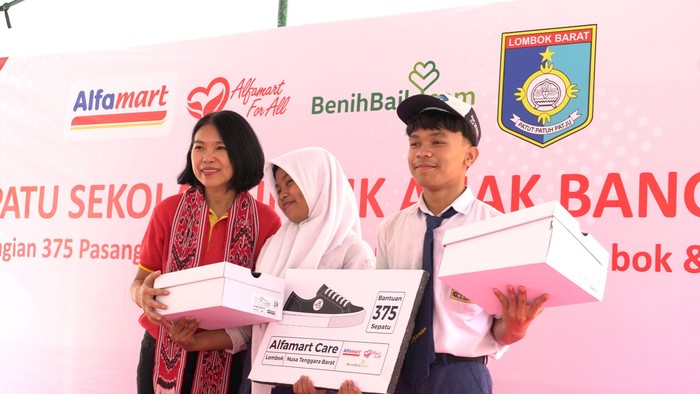 Alfamart Bagikan Sepatu Untuk Ratusan Anak di Lombok dan Bima