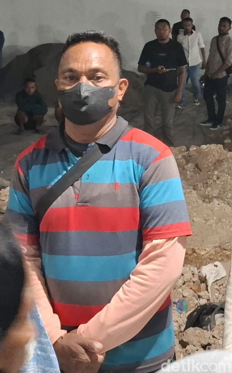 Anggota Satpol PP NTT Albert Solo pelaku penganiayaan terhadap istrinya, Maria Mey, hingga tewas di RSU Leona Kupang. (Yufengki Bria/detikBali).