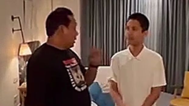 Armor Toreador ditangkap di sebuah hotel di Jaksel usai menganiaya istrinya, Cut Intan Nabila. Di ruang hotel Armor bersama sejumlah orang. Siapakah mereka? (Dok Istimewa)