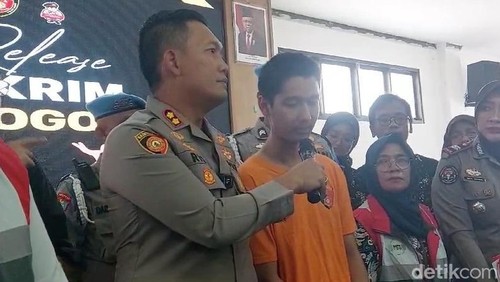 Armor Toreador, tersangka KDRT ke istrinya, Cut Intan Nabila di Polres Bogor (Sholihin/detikcom)