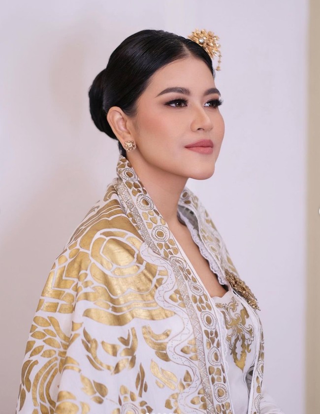 Setelah berhasil menurunkan bobot tubuhnya, Kahiyang kini memang terlihat semakin langsing dan tirus. Pesona wanita 33 tahun itu pun semakin terpancar. Foto: Instagram/@malvava/@ayanggkahiyang