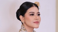 7 Gaya Kahiyang Ayu Manglingi di Foto Terbaru, Dipuji Mirip Raisa - Kajol