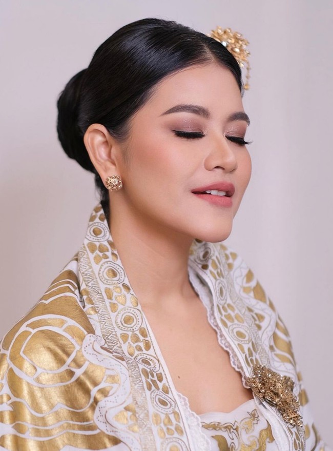 Ditambah dengan riasan hasil tangan MUA Malva Soewarno, penampilan Kahiyang sukses bikin pangling. Panglinggg cantik bangettt mbaaaa, komentar salah seorang netizen. Panggling bgt diet berhasil mba ayang, tambah netizen lain. Foto: Instagram/@malvava/@ayanggkahiyang