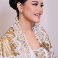 Dalam beberapa foto yang dibagikan terlihat Kahiyang mengenakan busana berwarna putih dipenuhi dengan aksen gold rancangan Era Soekamto. Pada bagian dada sebelah kirinya ia juga menambahkan bros berwarna gold untuk mempermanis tampilannya. Foto: Instagram/@malvava/@ayanggkahiyang