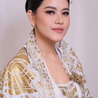 Tampil anggun, Kahiyang tampak memilih untuk menyanggul rambutnya. Ia juga tampak menambahkan hiasan berupa tusuk konde yang juga berwarna gold. Untuk aksesorinya tampak simpel dengan sepasang anting tusuk berbentuk bunga. Foto: Instagram/@malvava/@ayanggkahiyang