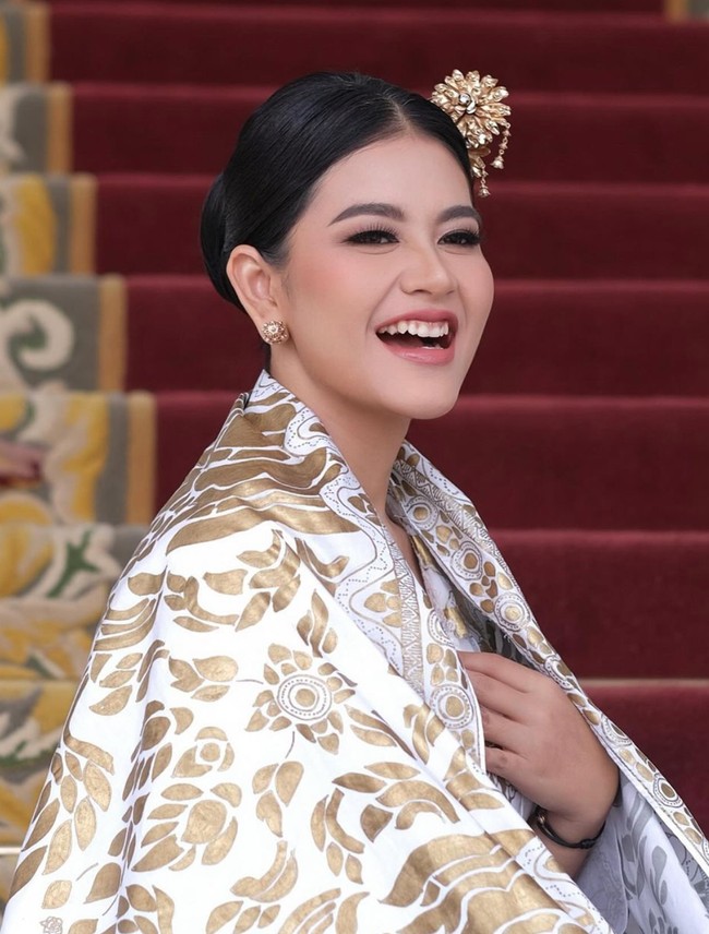 Sambil tertawa lebar, pesona kecantikan ibu 3 orang anak itu semakin terpancar. Kahiyang sendiri sebelumnya diketahui menjalani diet dan sudah turun berat badan lebih dari 30 kg. Foto: Instagram/@malvava/@ayanggkahiyang