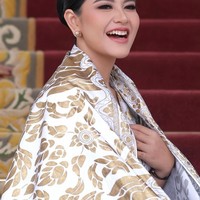 Sambil tertawa lebar, pesona kecantikan ibu 3 orang anak itu semakin terpancar. Kahiyang sendiri sebelumnya diketahui menjalani diet dan sudah turun berat badan lebih dari 30 kg. Foto: Instagram/@malvava/@ayanggkahiyang