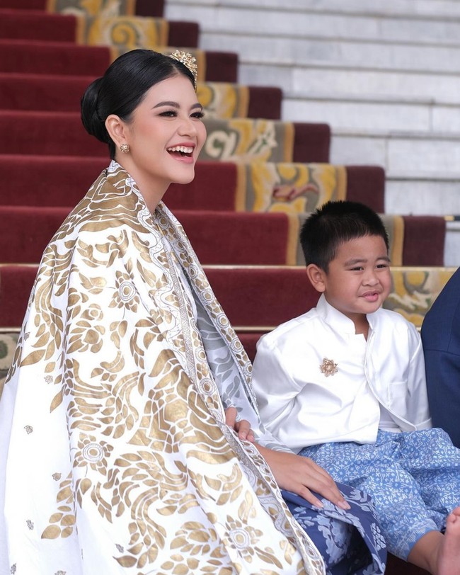 Potret Kahiyang bersama putranya, Panembahan Al Nahyan Nasution. Pasangan ibu dan anak itu tampil kompak dan menawan kala menghadiri sebuah acara. Foto: Instagram/@malvava/@ayanggkahiyang