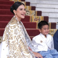 Potret Kahiyang bersama putranya, Panembahan Al Nahyan Nasution. Pasangan ibu dan anak itu tampil kompak dan menawan kala menghadiri sebuah acara. Foto: Instagram/@malvava/@ayanggkahiyang