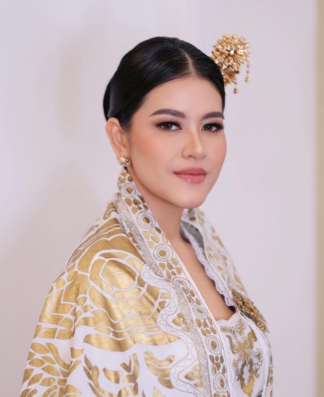 Istri Bobby Nasution, Kahiyang Ayu kembali menjadi sorotan karena unggahan terbarunya. Tampil makin cantik manglingi, Kahiyang sampai disebut mirip Raisa hingga artis Bollywood, Kajol. Mirip Raisa, komentar salah seorang netizen. Kaya kajol muda gasih cantik bangt, tambah netizen lain. Foto: Instagram/@malvava/@ayanggkahiyang