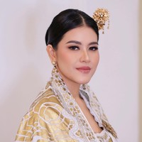 Istri Bobby Nasution, Kahiyang Ayu kembali menjadi sorotan karena unggahan terbarunya. Tampil makin cantik manglingi, Kahiyang sampai disebut mirip Raisa hingga artis Bollywood, Kajol. Mirip Raisa, komentar salah seorang netizen. Kaya kajol muda gasih cantik bangt, tambah netizen lain. Foto: Instagram/@malvava/@ayanggkahiyang