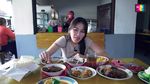 Nostalgia! Ayu Ting Ting Cicip Gabus Pucung Di Warung Masa Kecil
