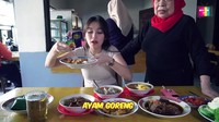 Selain itu, ia juga mencicipi ayam goreng yang jadi favoritnya sejak kecil. Ayam gorengnya disajikan dengan kremesan bumbu. Foto: YouTube Qiss You TV