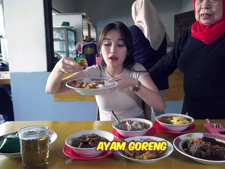 Nostalgia! Ayu Ting Ting Cicip Gabus Pucung Di Warung Masa Kecil