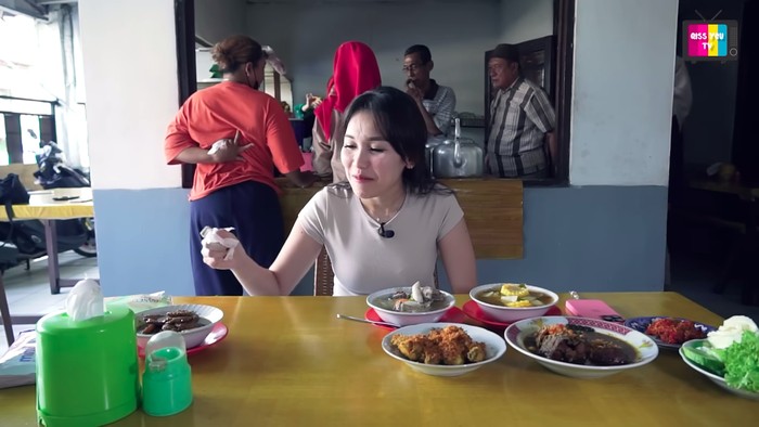 Ayu Ting Ting Cicip Gabus Pucung Di Warung Langganan Masa Kecil