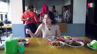 Warung Betawi langganan Ayu Ting Ting ini berlokasi di Jalan Tol Iskandar, Depok. Warungnya buka setiap hari Senin-Jumat. Foto: YouTube Qiss You TV