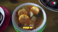 Ibu satu anak ini juga dibuat ketagihan denan sayur asem di warung tersebut. Kuahnya gurih dan dilengkapi dengan jagung, kacang panjang, dan melinjo. Foto: YouTube Qiss You TV