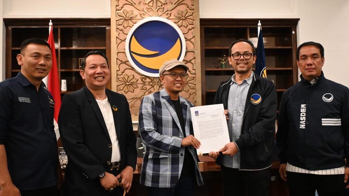 Bakal Calon Wali Kota Jogja, Sri Widya Supena menerima surat rekomendasi di kantor DPP Partai Nasdem di Jakarta, Rabu (14/8).