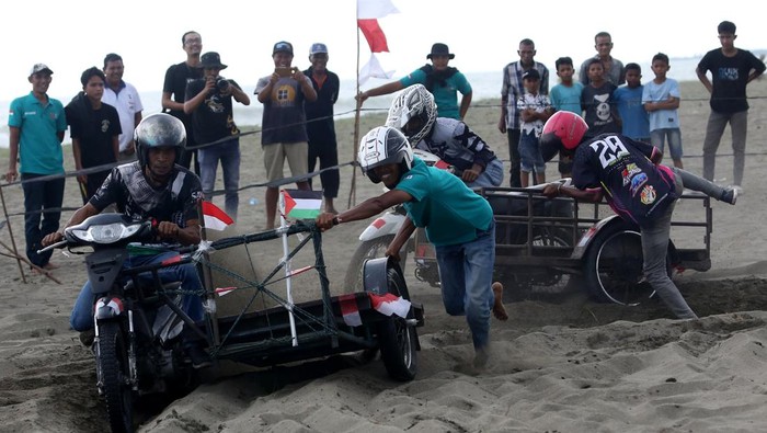 Sejumlah warga memacu becak motor saat balapan di kawasan pantai Desa Suak Sigadeng, Johan Pahlawan, Aceh Barat, Aceh, Rabu (14/8/2024). Balap becak motor yang diselenggakan pemerintahan desa tersebut bertujuan untuk menyambut dan menyemarakkan HUT ke-79 kemerdekaan RI sekaligus sebagai ajang silaturrahim antarsesama. ANTARA FOTO/Syifa Yulinnas/nym.