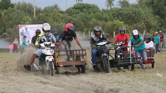 Sejumlah warga memacu becak motor saat balapan di kawasan pantai Desa Suak Sigadeng, Johan Pahlawan, Aceh Barat, Aceh, Rabu (14/8/2024). Balap becak motor yang diselenggakan pemerintahan desa tersebut bertujuan untuk menyambut dan menyemarakkan HUT ke-79 kemerdekaan RI sekaligus sebagai ajang silaturrahim antarsesama. ANTARA FOTO/Syifa Yulinnas/nym.