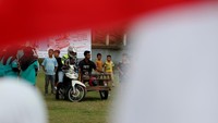 Sejumlah warga bersiap mengikuti balap becak motor di kawasan pantai Desa Suak Sigadeng, Johan Pahlawan, Aceh Barat, Aceh, Rabu (14/8/2024).