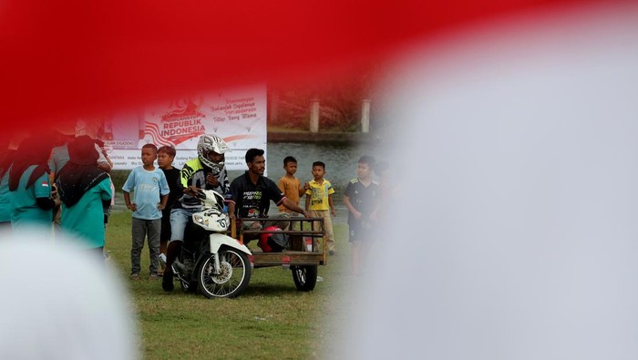 Balap Becak Motor Semarakkan HUT RI di Aceh Barat Sejumlah warga memacu becak motor saat balapan di kawasan pantai Desa Suak Sigadeng, Johan Pahlawan, Aceh Barat, Aceh, Rabu (14/8/2024). Balap becak motor yang diselenggakan pemerintahan desa tersebut bertujuan untuk menyambut dan menyemarakkan HUT ke-79 kemerdekaan RI sekaligus sebagai ajang silaturrahim antarsesama. ANTARA FOTO/Syifa Yulinnas/nym.