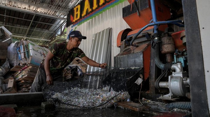 Bank Sampah program CSR Mamaku PT KPI Unit Cilacap Seorang warga melakukan pengolahan sampah plastik di Bank Sampah Abhipraya yang merupakan bagian dari program Masyarakat Mandiri Kutawaru (Mamaku), PT Kilang Pertamina Internasional (KPI) Unit Cilacap, di Kelurahan Kutawaru, Cilacap, Jawa Tengah, Selasa (13/8/2024). Sampah tersebut dikelola oleh warga melalui bank sampah agar mempunyai manfaat ekonomi lebih dengan menjual sampah plastik yang telah dicacah dan pemanfaatan sampah organik untuk budidaya magot, sebagai tambahan pakan ternak unggas dan ikan. ANTARA FOTO/Idhad Zakaria. ANTARA FOTO/Idhad Zakaria/foc.