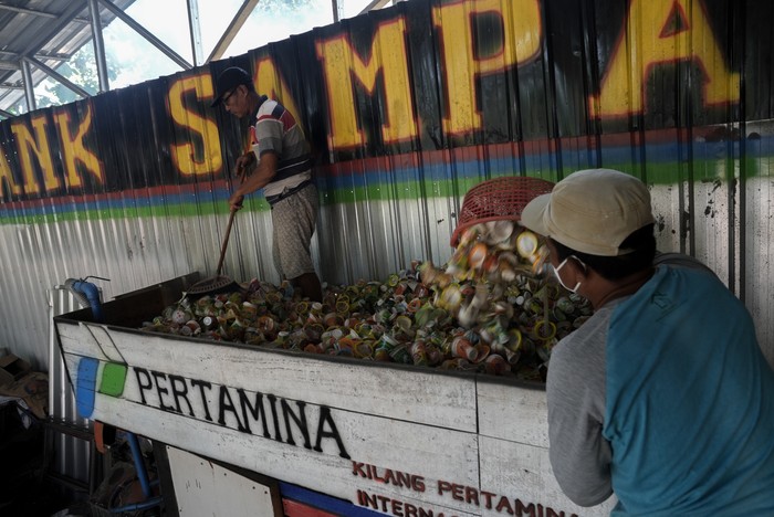 Bank Sampah program CSR Mamaku PT KPI Unit Cilacap Seorang warga melakukan pengolahan sampah plastik di Bank Sampah Abhipraya yang merupakan bagian dari program Masyarakat Mandiri Kutawaru (Mamaku), PT Kilang Pertamina Internasional (KPI) Unit Cilacap, di Kelurahan Kutawaru, Cilacap, Jawa Tengah, Selasa (13/8/2024). Sampah tersebut dikelola oleh warga melalui bank sampah agar mempunyai manfaat ekonomi lebih dengan menjual sampah plastik yang telah dicacah dan pemanfaatan sampah organik untuk budidaya magot, sebagai tambahan pakan ternak unggas dan ikan. ANTARA FOTO/Idhad Zakaria. ANTARA FOTO/Idhad Zakaria/foc.