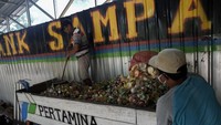 Seorang warga melakukan pengolahan sampah plastik di Bank Sampah Abhipraya yang merupakan bagian dari program Masyarakat Mandiri Kutawaru (Mamaku), PT Kilang Pertamina Internasional (KPI) Unit Cilacap, di Kelurahan Kutawaru, Cilacap, Jawa Tengah, Selasa (13/8/2024).