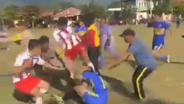 Pertandingan sepakbola antar kampung (tarkam) di Kabupaten Barru, Sulawesi Selatan (Sulsel) diwarnai kericuhan.